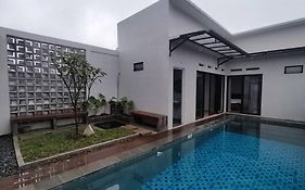 Asyana Hills @ Citeko With Private Pool And Garden